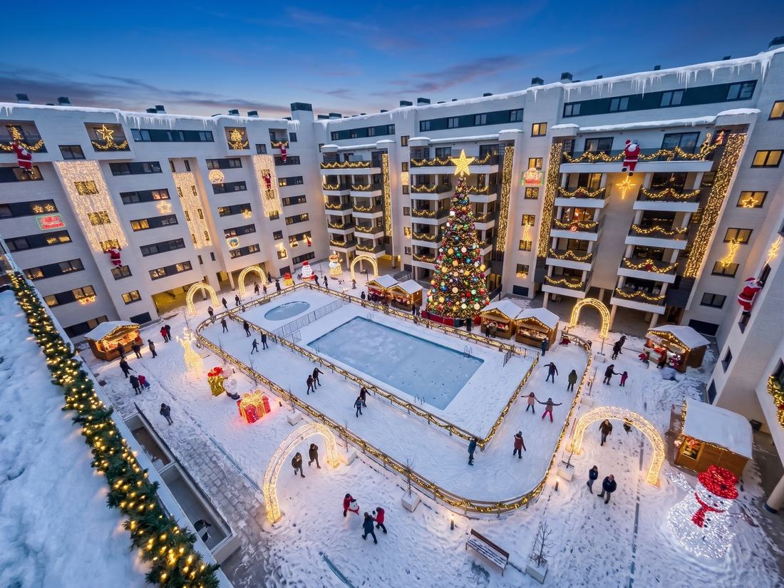 El patio de Las Moreras nevado y decorado con luces, un gran árbol de Navidad y vecinos patinando